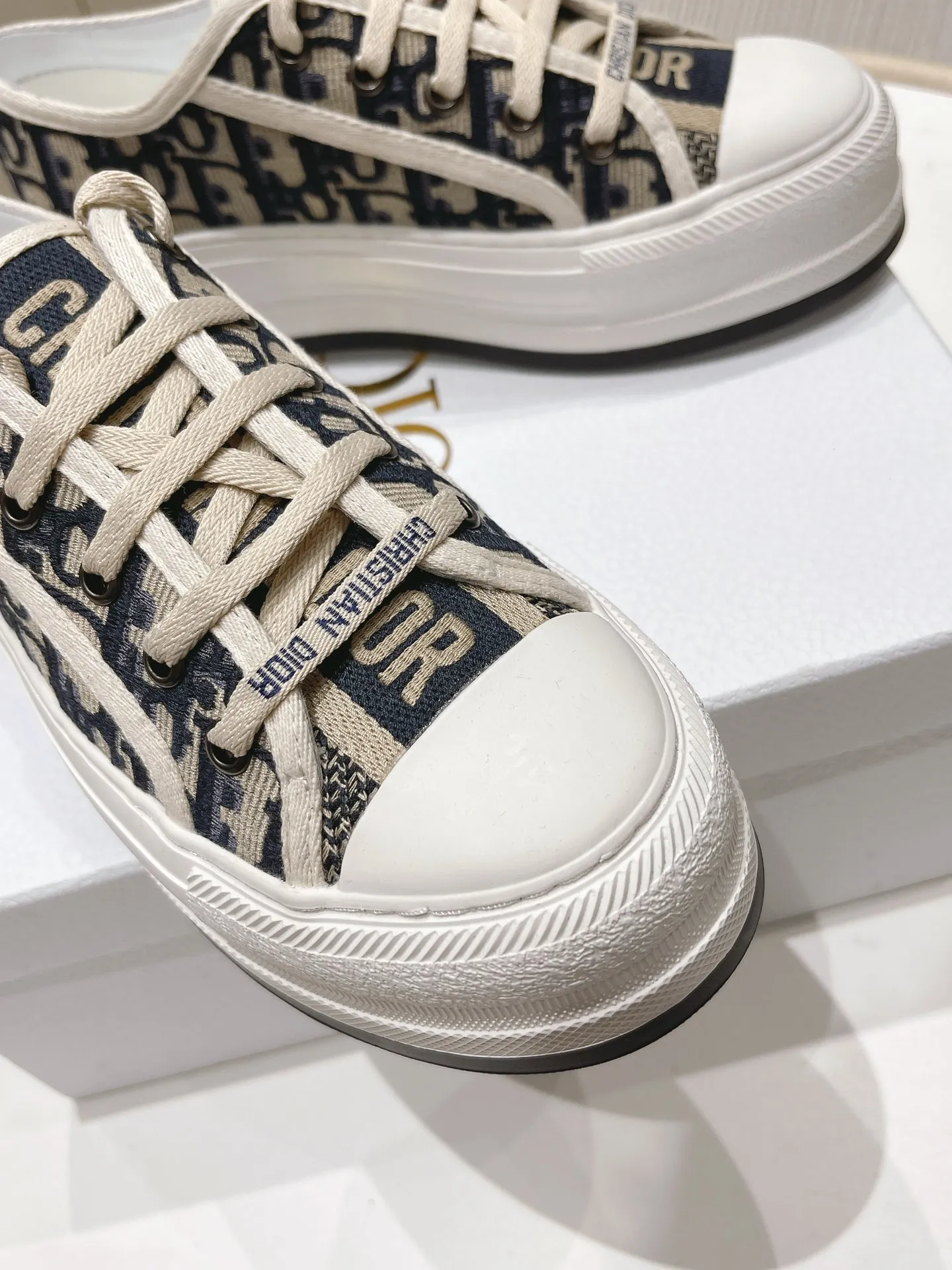 👟👟Ex-factory price 520 👟👟 Women's Shoes Women's Clothing Dior Walk'n Series Presbyopia Embroidery Thick-soled Canvas Shoes Casual Sports Shoes Original Purchase Development Production This Walk'n'Dior thick-soled sneaker is a fashionable item that enhances the style of the series. Oblique printed cotton embroidered upper with comfortable platform sole, tongue and Christian Dior 👟👟 ex-factory aris signature laces. Can add fashionable temperament to all kinds of casual looks ▪️Fabric: Original customized imported Oblique printed embroidery ▪️Inner lining: Imported soft sheepskin lining ▪️Outsole: Original exclusive molded T👟👟Factory price U material ▪️Sole thickness: 4.5CM ▪️Size: Women's 35-40